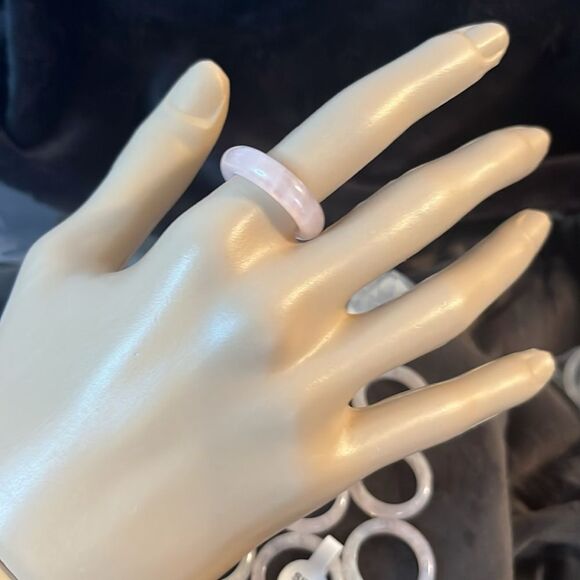 New Natural Solid Beautiful Hand Carved Rose Quartz Band Ring Size 9 - Picture 4 of 6